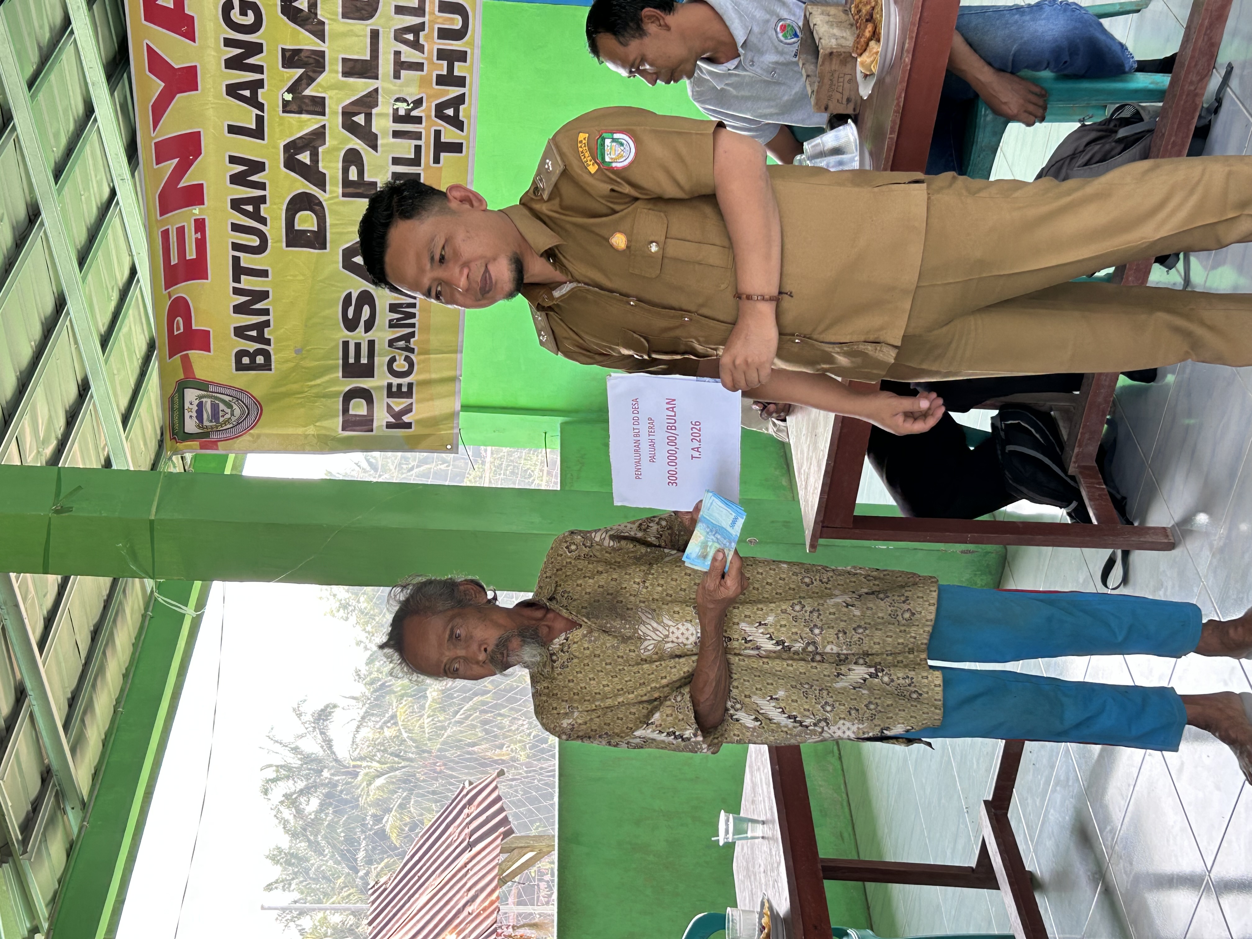 Foto Penyaluran Dana BLT di Desa Paluah Terap