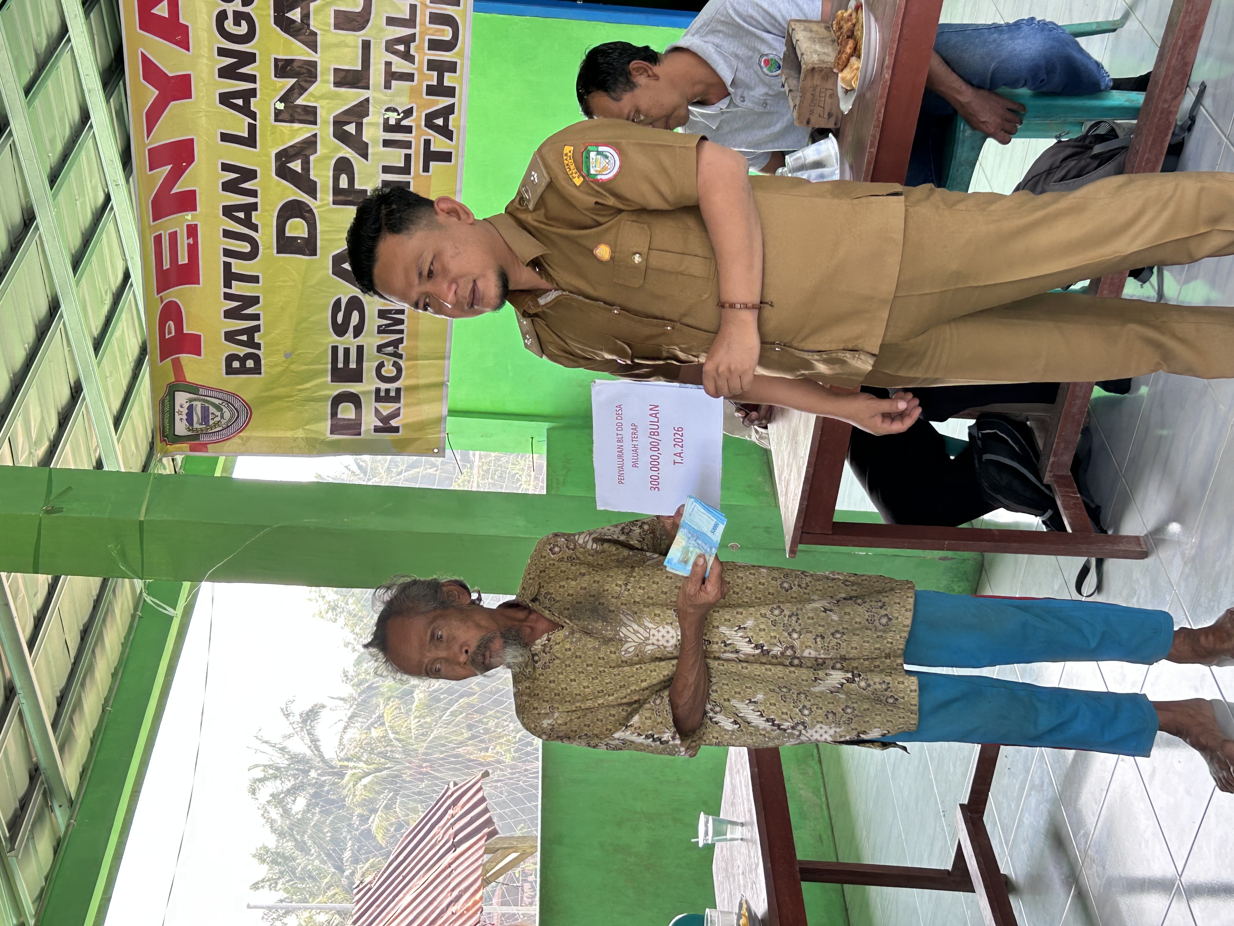 Foto Penyaluran Dana BLT di Desa Paluah Terap