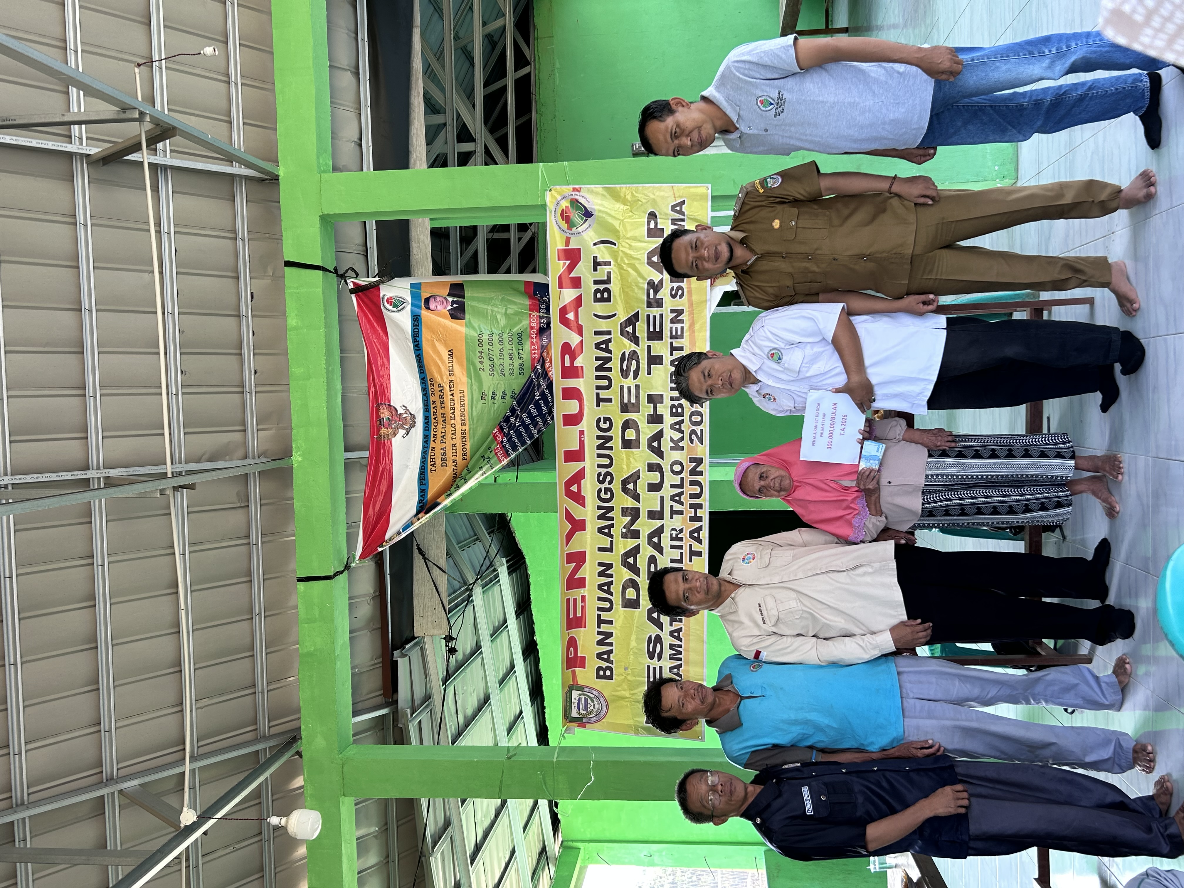 Foto Penyaluran Dana BLT di Desa Paluah Terap